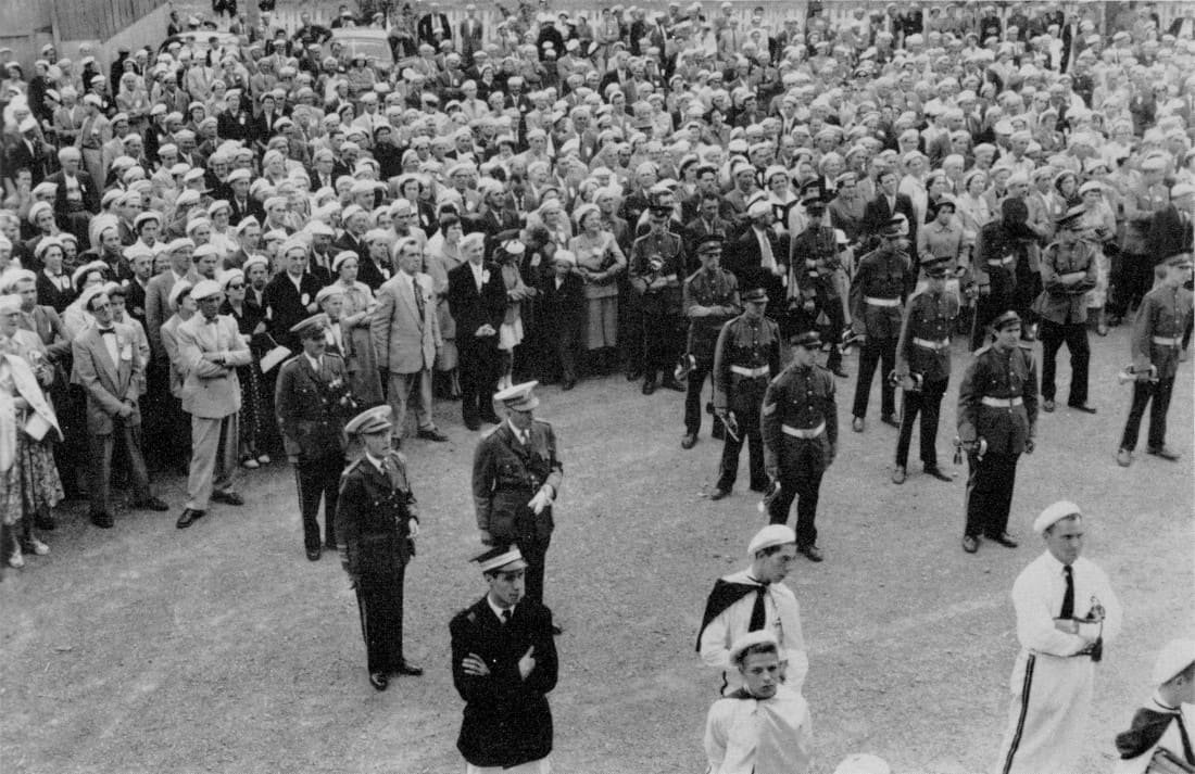 Dans la cour du Collège, malgré la fatigue, on se tient debout - Congrès 1955