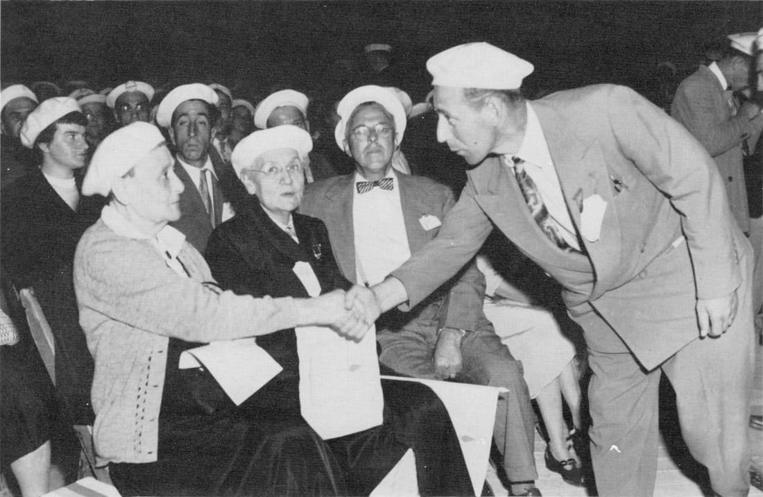 Une chaude poignée de main - Congrès 1955
