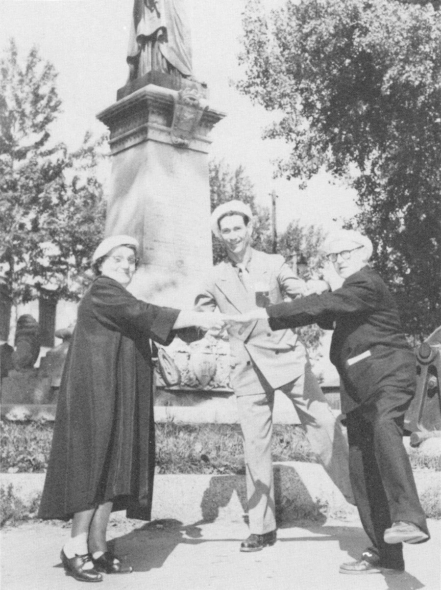 M. et Mme Louis-Philippe Bouchard avec un ami - Congrès 1955