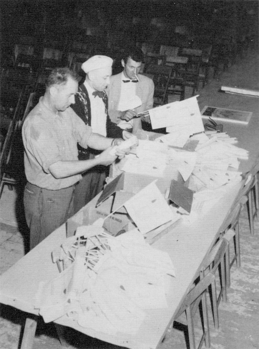 Au travail avant le congrès : MM. C. Giguère, P. E. Guay et Gignac - Congrès 1955