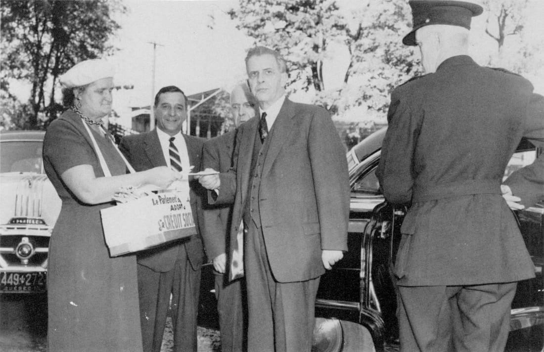 Mme Michel Charette offre une insigne au maire Hamel - Congrès 1955