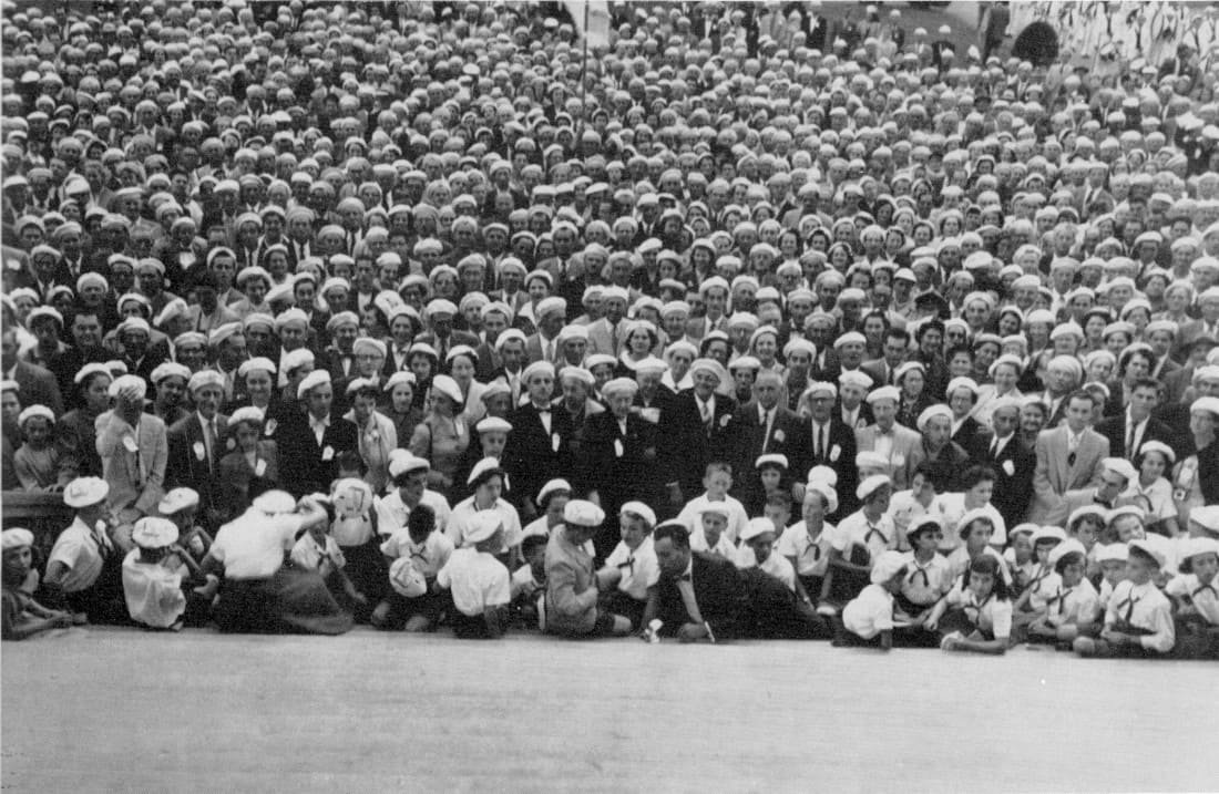 Foule dense devant la basilique de Ste-Anne-de-Beaupré - Congrès 1955