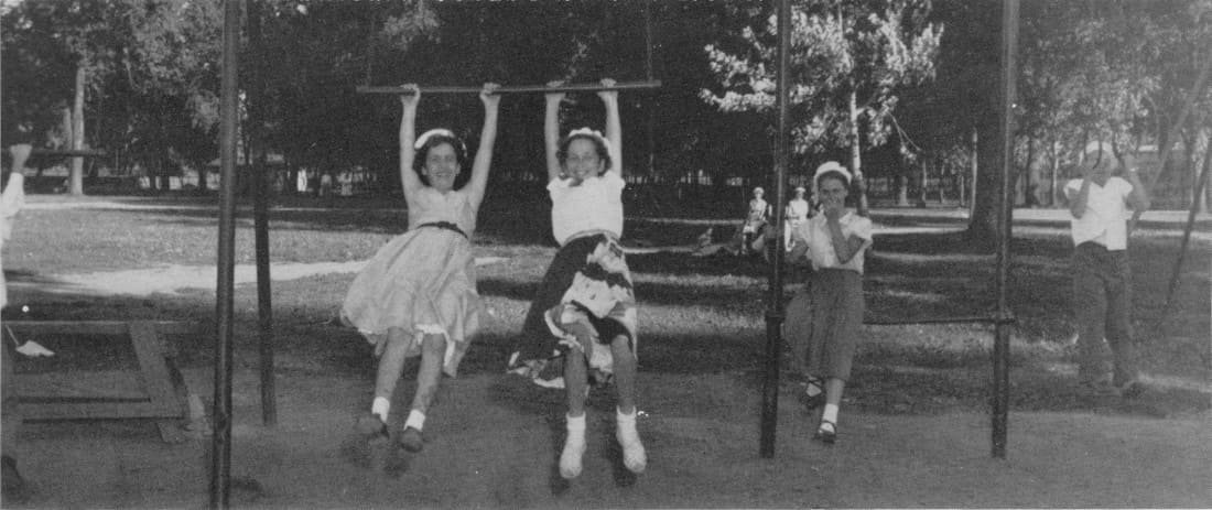 Au terrain de jeux de l'aréna. Pour des jeunes, c'est parfois tentant d'aller s'y ébattre - Congrès 1955