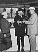 Le lieutenant Lemire, de la police de Québec, avec Mme Côté-Mercier et M. Mignault - Congrès 1955