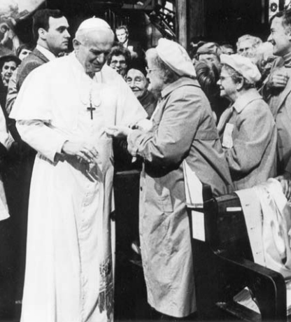 Jean-Paul II parlant avec deux Pèlerines de saint Michel à Midland