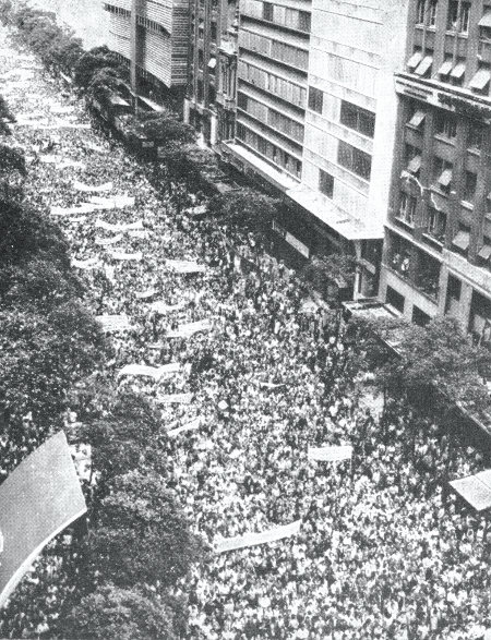 un million de personnes marchant dans les rues de Rio de Janeiro le 2 avril 1964