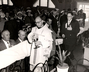 Père Zénon Roberge, célébrant la Messe; Louis Even servant de messe pour l'occasion