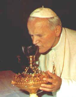 Jean-Paul II embrassant le Saint Calice