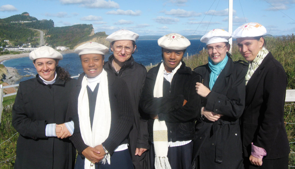 Lucie Parenteau, Yvette Poirier, Fatima Cervantes, du Mexique, Dina et Harmino Razafimahatratra, deux jeunes filles de Madagascar, Faviana Mabel M. Villalba, du Paraguay