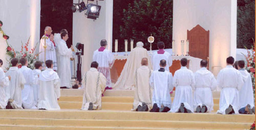 Adoration de Jésus par Benoît XVI