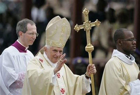 Benoît XVI à la messe célébré à Yahoundé au Cameroun