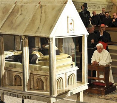 Le Pape Benoît XVI prie devant la tombe du saint, le 21 juin 2009