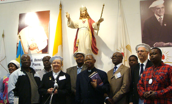 Groupe des Congolais accompagné de Mgr Placide Mukendi
