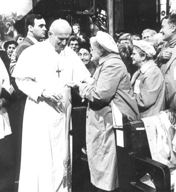 Jean-Paul II avec des Pèlerins de saint Michel au sanctuaire des Martyrs canadiens