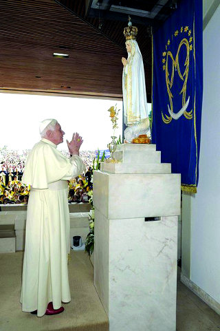 Benoît XVI prie à Fatima