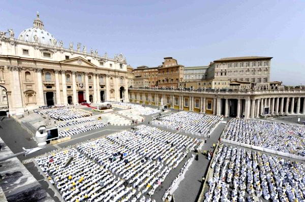 11 juin 2010, 15,000 prêtres, venus du monde entier, réunis sur la place St-Pierre