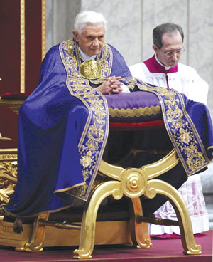 Benoît XVI en prière pour les enfants à naîtres