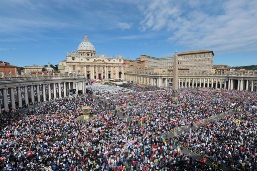 Foule place st-Pierre béatification Jean-Paul II