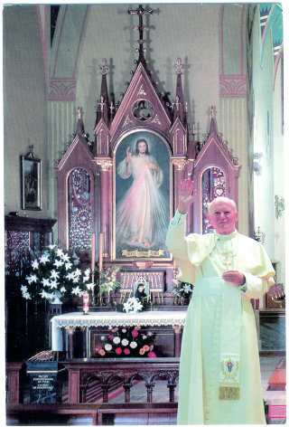 Jean-Paul II devant la tombe de Sœur Faustine