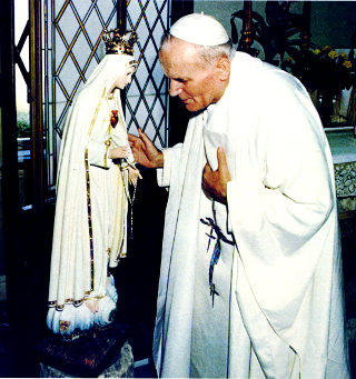 Jean-Paul II devant la statue de Fatima