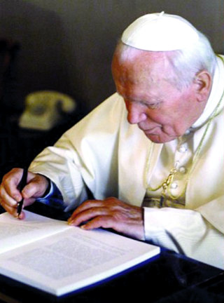 Jean-Paul II signant son encyclique