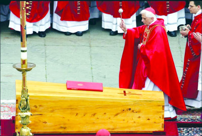 cardinal JosephRatzinger célèbre les funérailles de Jean-Paul II