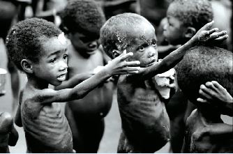 Petits enfants mourant de faim