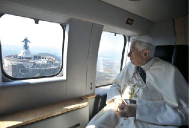 Benoît XVI dans l'avion