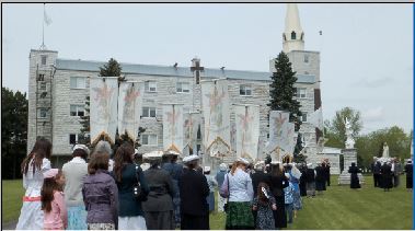 Procession devant la maison St-Michel