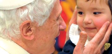 Pape Benoît XVI et un enfant