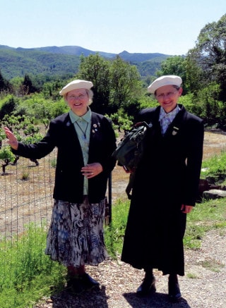 Mme Adrienne O'Donnell et Yvette Poirier