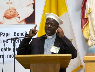 Mgr Mathieu chante durant le congrès