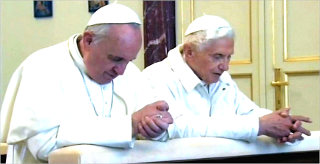 Les deux papes prient ensemble