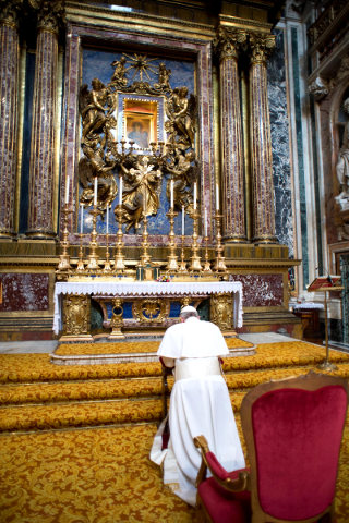 Le Pape François prie