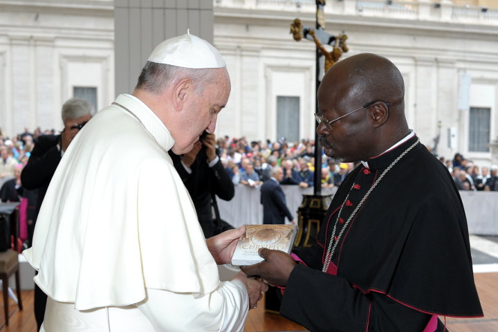 Mgr Madega offre le "Cursillo" au Pape François