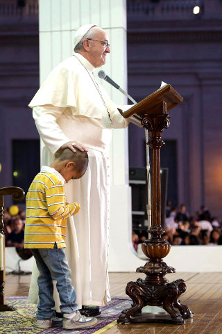 Pape François avec un enfant