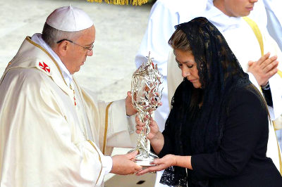 Le pape François reçoit le reliquaire contenant le sang de Jean-Paul II