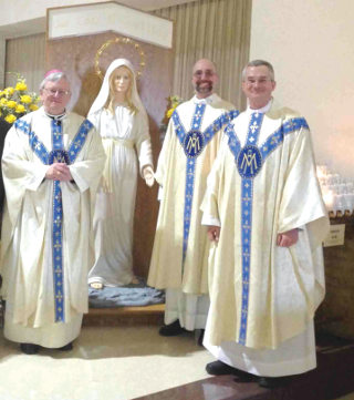 Mgr Ricken avec les prêtres du sanctuaire