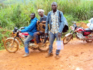 en moto dans la brousse