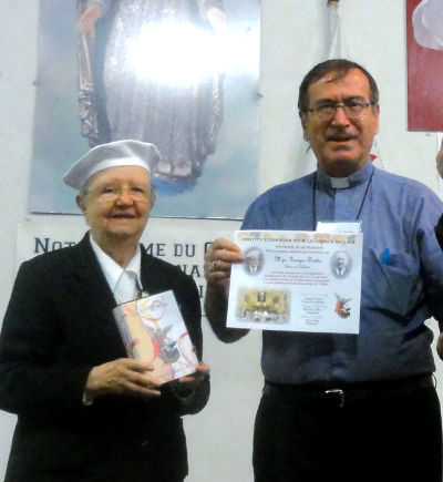 Mgr Bertin avec Thérèse Tardif