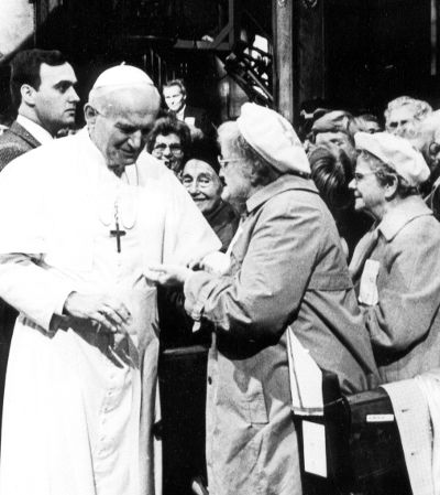 Thérèse Robitaille rencontre le pape Jean-Paul II