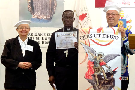 Mgr Ouédraogo entouré de notre directrice, Thérèse Tardif et de notre directeur, Marcel Lefebvre