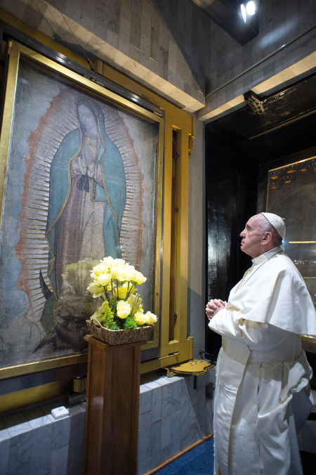 Le pape François en prière devant l’image miraculeuse de Notre-Dame de Guadalupe