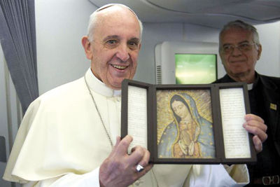 Le pape François tenant l'image de Notre-Dame de Guadalupe