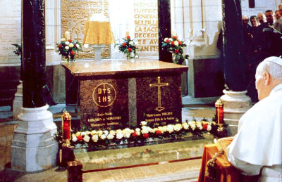 Saint Jean-Paul II priant devant la tombe de saint Louis-Marie Grignion de Montfort en 1996