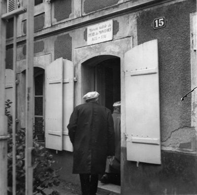 Louis Even visite la maison de saint Louis-Marie Grignion à Montfort-sur-Meu