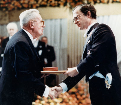 Maurice Allais recevant son prix Nobel des mains du roi Carl XVI Gustaf