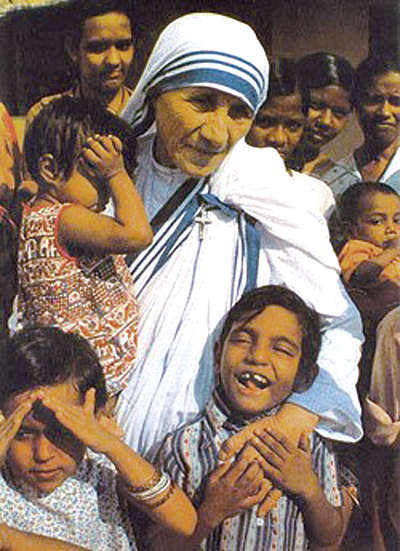 Mère Teresa entourée d'enfants pauvres