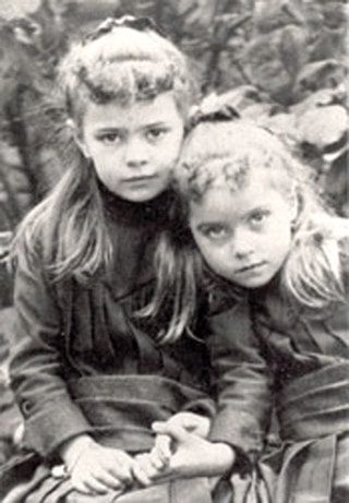 Élisabeth à 8 ans avec sa soeur Marguerite