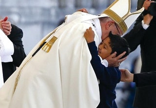 Lucas embrasse le pape François durant la messe de canonisation à Fatima, le 13 mai 2017